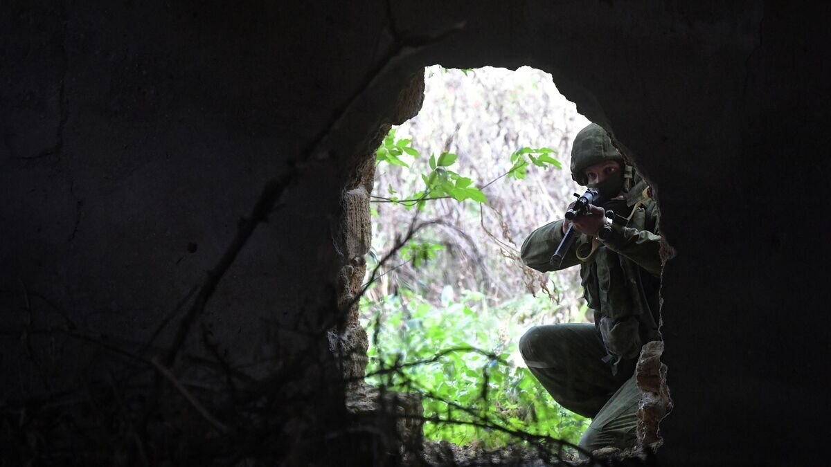    Военнослужащий ВДВ РФ во время тренировочного штурма здания на полигоне в Запорожской области© РИА Новости / Евгений Биятов