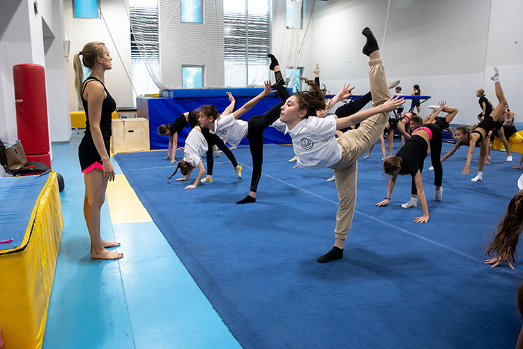    Виктория Хорош (в белой футболке справа)