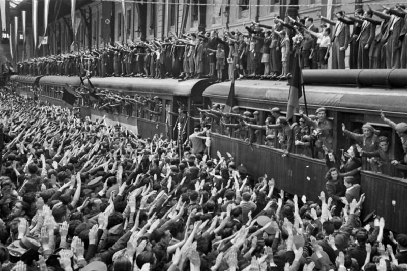 1941 год. Жители Мадрида на вокзале прощаются со своими соотечественниками из «Голубой дивизии» («División Azul») — 250-й дивизией испанских добровольцев в составе вермахта. На фотографии изображен эпизод отправления эшелона с личным составом дивизии в  Германию (город Графенвер) для прохождения пятинедельной военной подготовки перед отправкой на Восточный фронт (на котором в числе прочих участвовала в боях под Ленинградом).