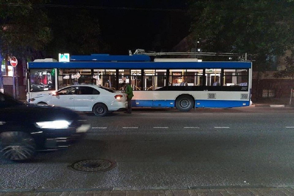     Трехлетний ребенок пострадал в столкновении троллейбуса и иномарки. Фото: ГИБДД по РО.