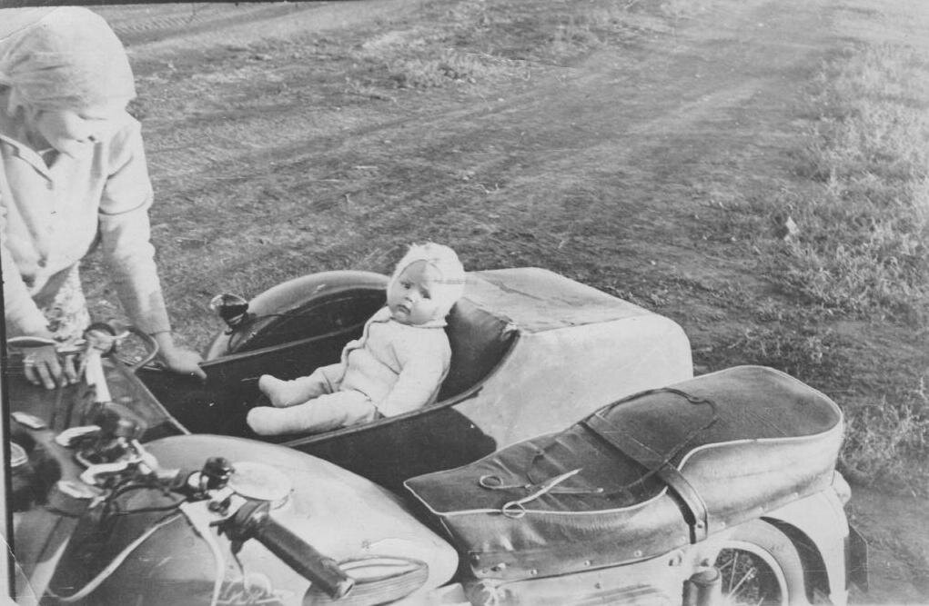 Мне 7 месяцев. Смотрю не на фотографа, а на стоящего в стороне отца. Мама говорила, что у меня голова всегда крутилась по мере того, как он передвигался вокруг меня. Именно в этот день была угроза огрести от соседнего мальчишки штакетиной по голове, но это другой рассказ