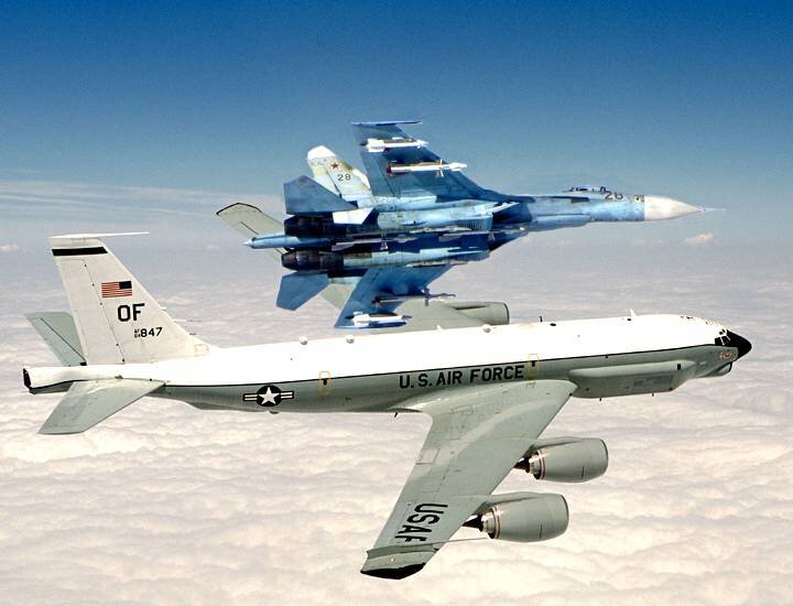 Крупные стратегические разведывательные самолёты Boeing RC-135W применяются британцами и американцами над Балтикой, и в Черном море. Их обычно сопровождают наши Су-27. Источник: Яндекс.Картинки