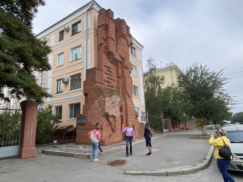 Волгоград за 3 дня самостоятельно. Достопримечательности волгограда распечатать. Мамаев курган волгоград. Памятник на вокзале волгограда. Центральная набережная волгограда.