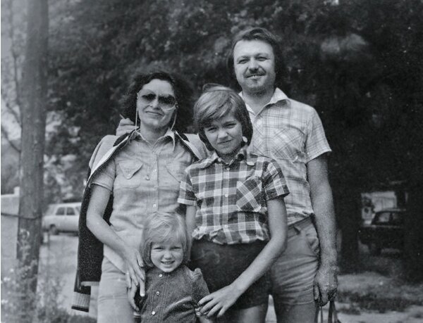 Юный Дмитрий Маликов со своими родителями и сестрой. 