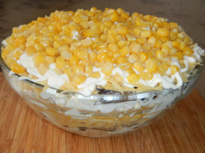 Салат с ананасом яйцо сыр. Салат кукуруза яйца сыр. Салат с курицей сыром яйцом слоями. Слоеный салат с ананасами. Салат с копчёной курицей сыром и кукурузой слоеный.