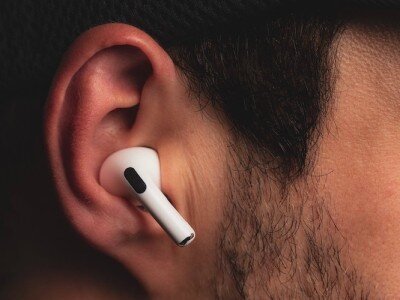    Наушники Apple «уделали» дорогостоящий слуховой аппарат