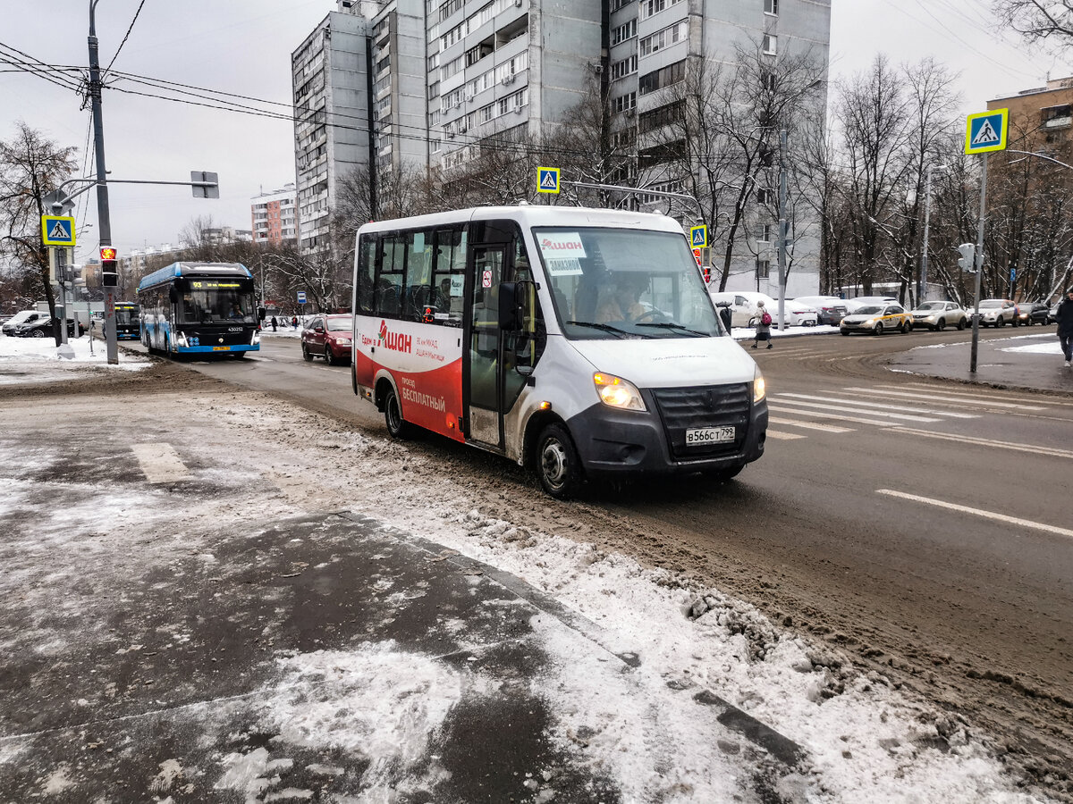 Автобусы у остановки 