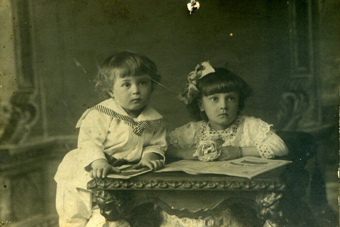 Анатолий (слева) с сестрой Валентиной в детстве (фото 1918г. Петроград)
