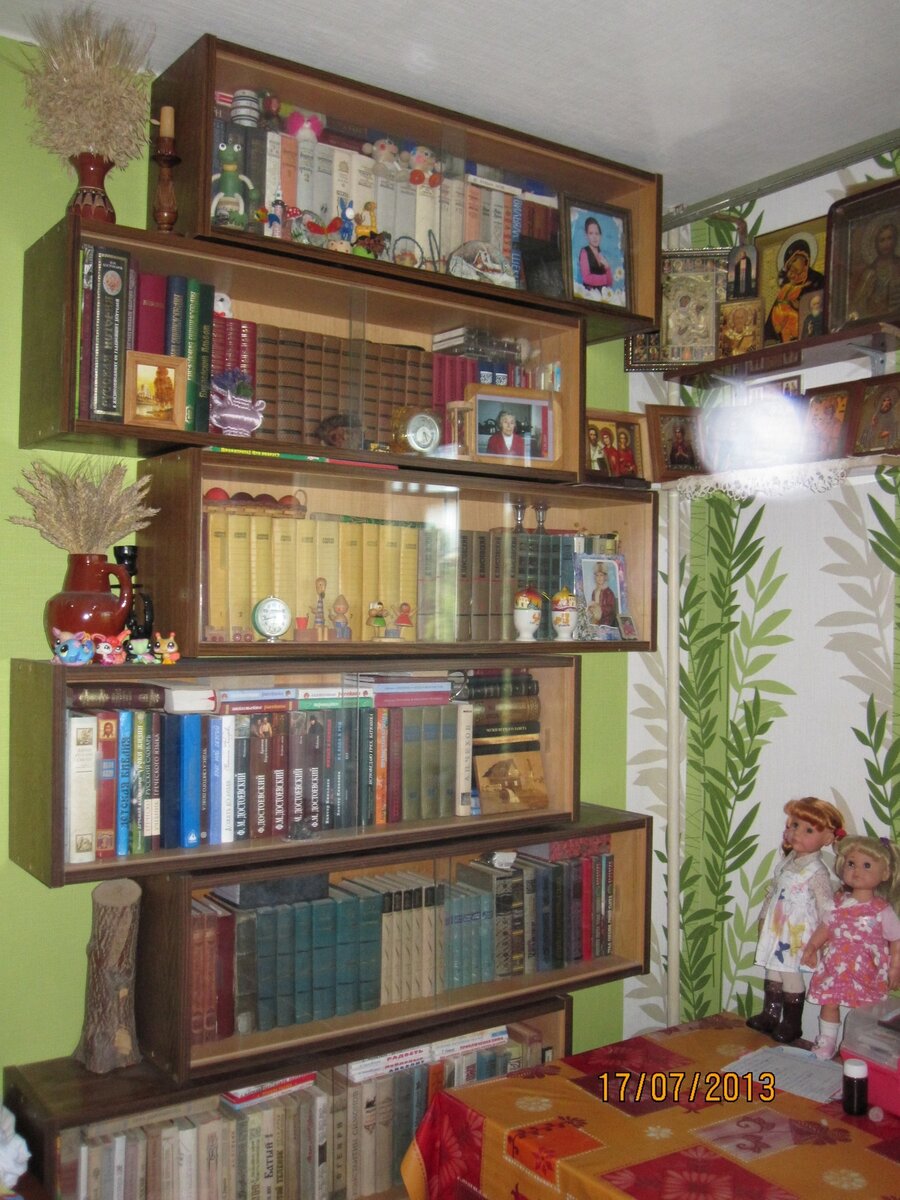 Наши книжные полочки в Москве. Фото автора.