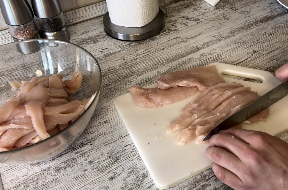 Нарезаем филе полосками