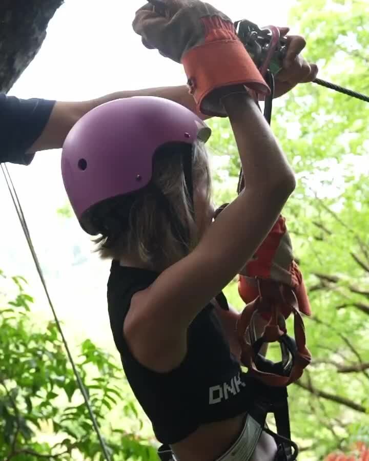    Дочь Тимати Алиса на ˜канатном спуске в джунглях Видео: Инстаграм (запрещен в РФ) Симоны Юнусовой