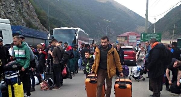 Люди у КПП «Верхний Ларс» в Северной Осетии на границе с Грузией. 27.09.2022📷
