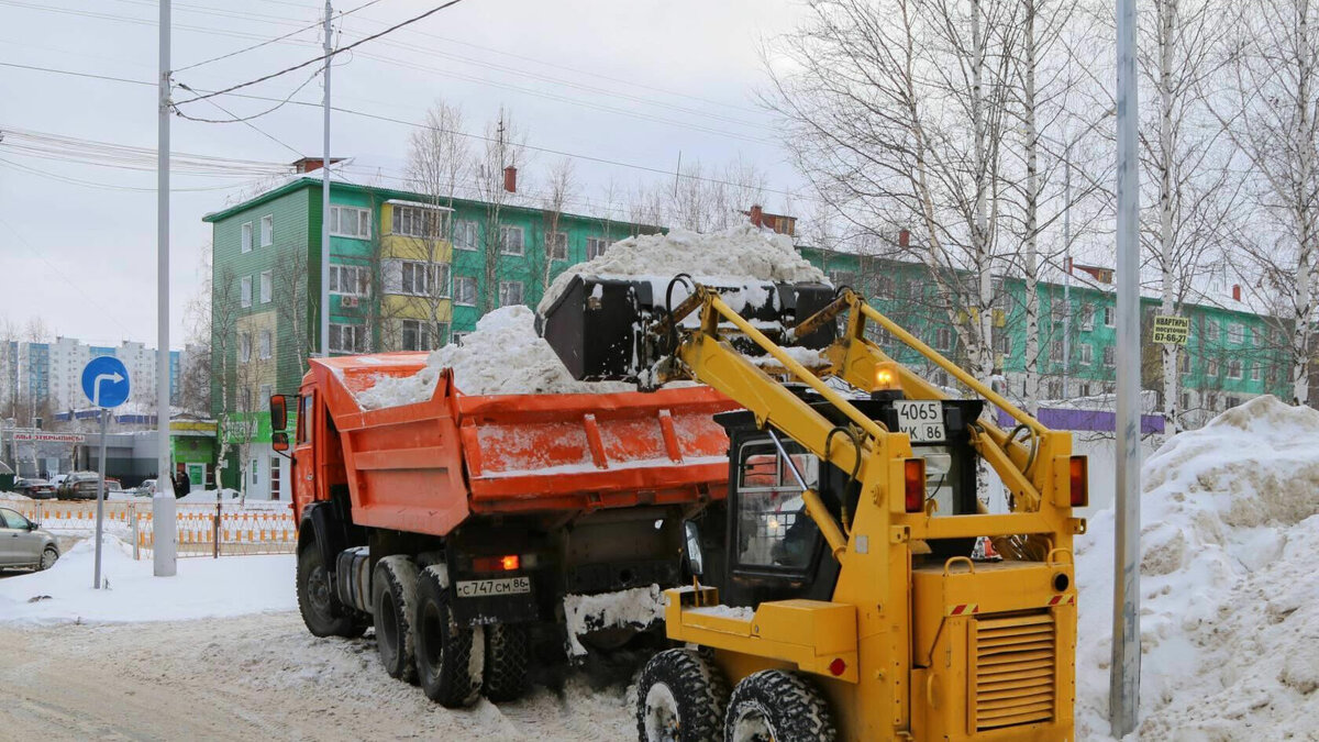     В трех городах округа снегоуборочная техника работает на улицах города в режиме нон-стоп - чиновники.