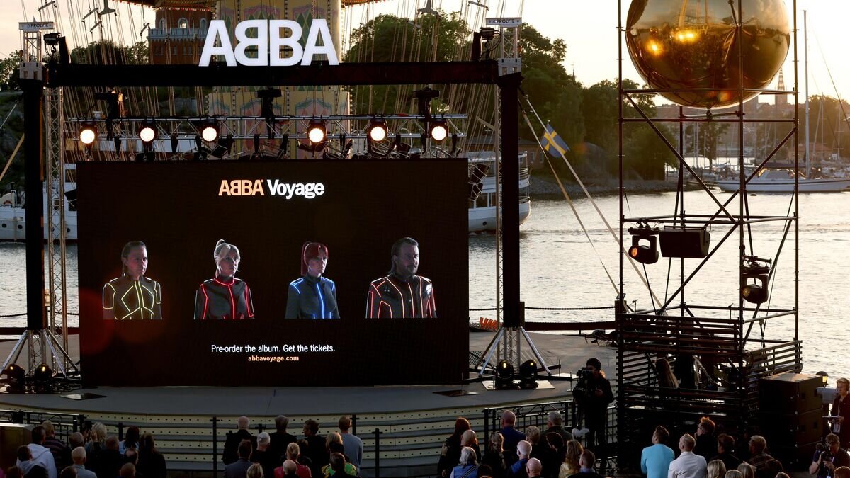    Экран с трансляцией во время презентации песни группы ABBA в Стокгольме© AFP 2023 / Fredrik Persson