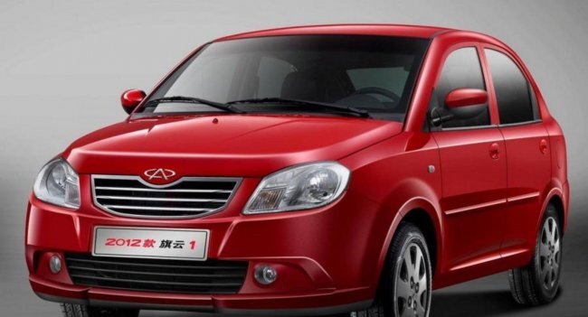 Компактный китайский автомобиль с малым дорожным просветом