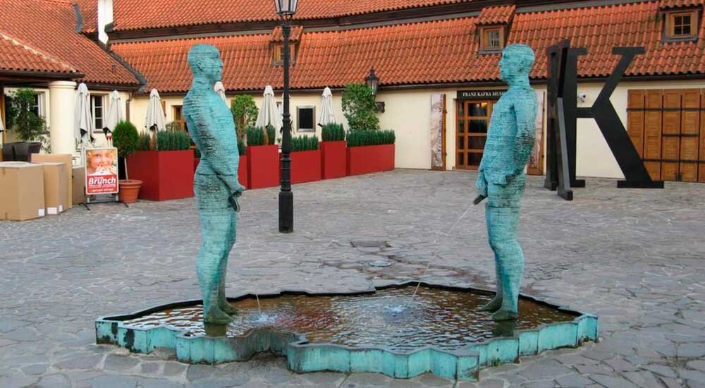 Писающие мужчины. Фонтан во дворе музея Ф. Кафки