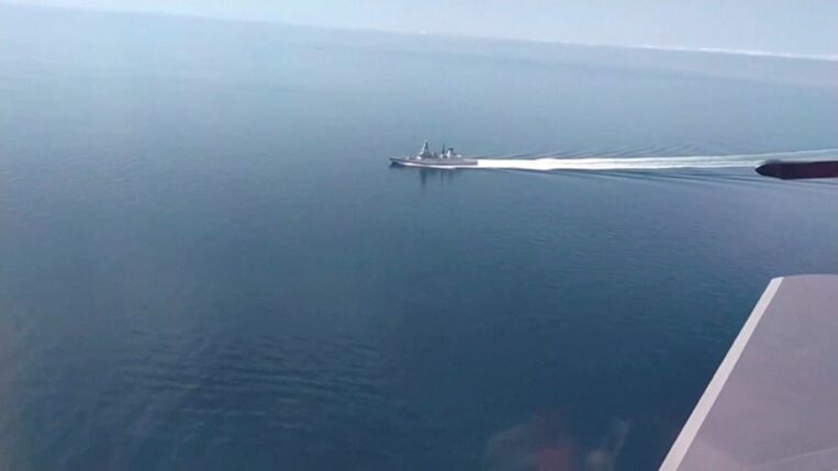 На снимке, опубликованном Министерством обороны России, изображен британский корабль HMS Defender в Черном море.