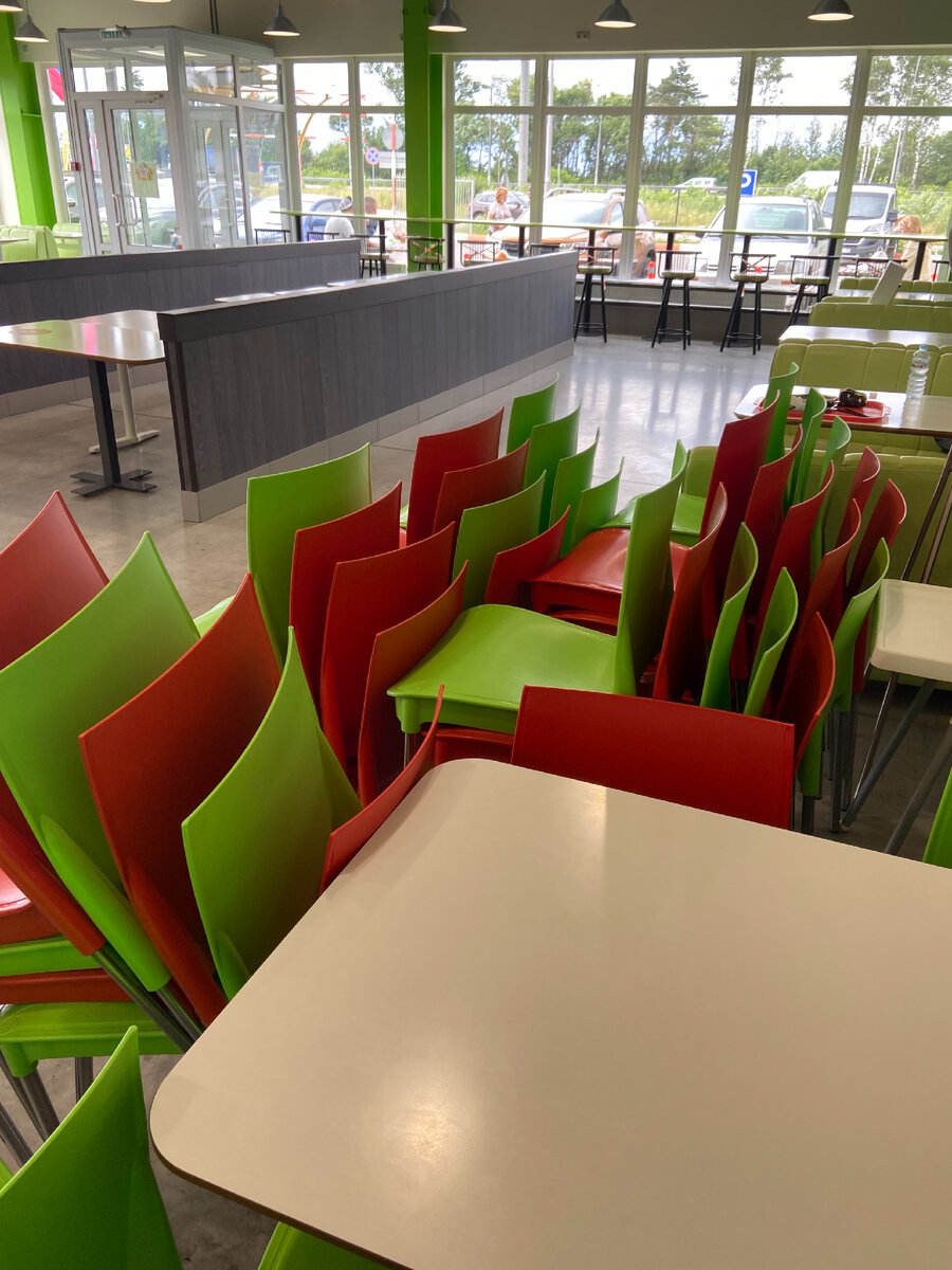 В этом зале места только тем, кто предъявил доказательства о наличии вакцинации. 