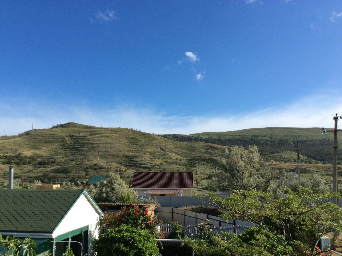 Холмы на горизонте видны на километры вдаль