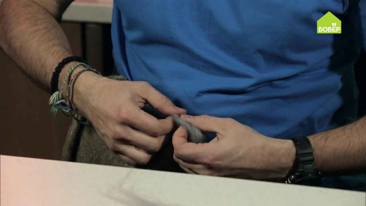 Первый этап ремонта — сухое валяние
Оторвите немного шерсти от мотка, сформируйте заплатку и наложите её на дырку.