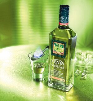 Нежный

Пропорции: 1 часть холодной воды и 2 части абсента. Сначала в стакан наливается вода, сверху — абсент. Слои не должны перемешаться. Тогда при употреблении крепость абсента будет смягчена следующей за ним водой.

Суровый

Приготовленный таким способом абсент очень крепок, поэтому не рекомендуется выпивать более трех стограммовых порций напитка.

Четыре части холодного абсента наливаются в стакан и поджигаются. На дырявую ложку кладется кубик сахара и держится над огнем, пока сахар тает и стекает в абсент, превращаясь на дне в кристаллики. Сахарные кристаллы в стакане должны наполнить 1/5 его часть.

После этого огонь задувается и в напиток опускается трубочка. Абсент выпивается через трубочку залпом, не отрываясь. Важно прокатить напиток по языку, чтобы ощутить его вкус и температуру: от ледяной вначале до обжигающе горячей на дне.

Нужно обратить внимание, что стакан для такого напитка нужно выбрать правильно, чтобы в нем не треснуло стекло. Трубочка также может расплавиться от горячего напитка.

Коржевский суровый

В стакан через два кубика сахара, расположенных на дырявой ложке, наливается 50 грамм абсента. После этого один кубик остается на ложечке, другой убирается на блюдце. Абсент поджигается, от него загорается сахар на ложке. Горящий сахар полностью растворяется в горящем напитке и кристаллизуется. Огонь гасится при помощи блюдца — его нужно поставить на стакан. Прямо на блюдце поджигается и второй кубик сахара. Он не должен долго гореть — буквально пару секунд, после чего пламя задувается.

Горячий абсент выпивается залпом и закусывается расплавленным кусочком сахара.

Русский суровый

Наливается 100 грамм абсента. Залпом выпивается половина порции, после чего вторая половина растягивается и пьется глоточками. Выпив абсент, нужно задержать дыхание на 20–30 секунд, чтобы не обжечь дыхательные пути. Закусить можно лимоном или лаймом с сахаром.
Цитрусовый абсент

Очищенную от внутренней пленки мякоть мандарина или апельсина нужно обвалять в смеси сахара с корицей. Далее в стакан наливают 50 грамм абсента и поджигают. Приготовленную дольку цитруса держат щипцами над пламенем, пока расплавленная смесь сахара, корицы и сока капает в стакан. После этого тушат огонь, чуть остужают стакан и выпивают напиток. Закусить можно жженым сахаром с корицей.

Жаба (или Пятничный)

Для этого рецепта потребуется стакан и коньячный бокал. В бокал наливается 15 мл абсента и столько же самбуки. В стакан — 15 мл мятного ликёра, 15 мл шампанского и 60 мл водки. Абсент с самбукой в бокале поджигается (при этом бокал крутится, чтобы не треснуло стекло), после чего выливается в стакан. Пустой горячий бокал сразу же переворачивается и ставится на салфетку (чтобы удержать пары сгоревших напитков). После этого стакан накрывается салфетками и резко ударяется о стол, чтобы содержимое вспенилось. Напиток готов и выпивается залпом. На «закуску» нужно вдохнуть пары из коньячного бокала.Алкогольный напиток абсент — это травяная настойка большой крепости, в которой главной составляющей является полынь. Именно эта трава придает абсенту характерный горький привкус.

Абсент можно пить и в чистом виде. Для этого его сильно охлаждают и пьют по 30 грамм. Но чаще всего абсент принято употреблять разбавленным: в бокал с напитком через кубик сахара, лежащий на дырявой ложке, льют холодную воду (абсент и вода в пропорциях 1 к 5). Подслащенная вода немного смягчает горечь абсента и изменяет обычный зеленый цвет напитка: он мутнеет и приобретает белый цвет с желто-зеленым отливом. Это цветовое превращение называется эффектом louche (с французского louche — мутный).

Можно также закусить абсент лимоном, чтобы перебить горчинку.Национальные способы употребления абсента
По-французски

Французский способ практически полностью совпадает с традиционным, описанным выше. Единственное отличие — в пропорциях. Французы предпочитают готовить напиток покрепче: 3 части холодной воды на 1 часть абсента. Остальное по обычному рецепту: холодная вода вливается в абсент через кубик сахара, расположенный на дырявой ложечке.

По-чешски

Сложный вариант: одна часть абсента наливается в стакан через кубик сахара, уложенный на специальной ложке с дырками. После этого сахар, пропитанный абсентом, поджигается. Полученную карамель капают в абсент. Туда же добавляется еще три части воды.

Будьте аккуратны: при таком приготовлении абсент в стакане может загореться.

Упрощенный вариант: в одну часть абсента через кубик сахара, расположенный на абсентной ложечке с дырками, вливается три части кипятка.

По-русски

Сахарный сироп готовится отдельно: вода смешивается с сахаром. Абсент разбавляется сиропом по вкусу, в нужной пропорции.Другие рецепты употребления абсента.
