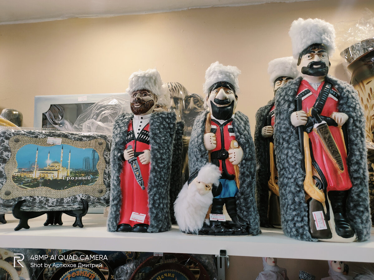 Фигурки в магазине сувениров в Грозном. Фото автора 
