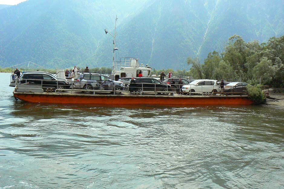 Паром через телецкое. Паром артыбаш - кырсай. Паромная переправа телецкое озеро. Паромная переправа телецкое озеро. Паром юг телецкого озера.