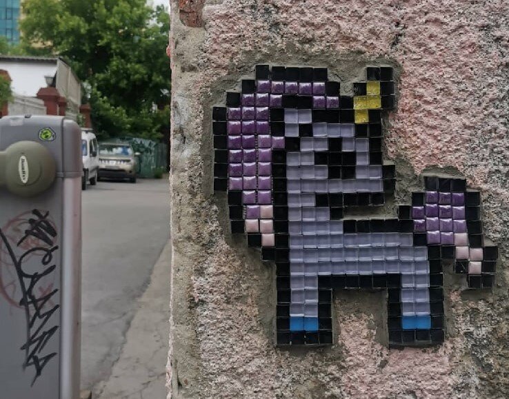 Единорог на фасаде дома по адресу Ленина, 13.