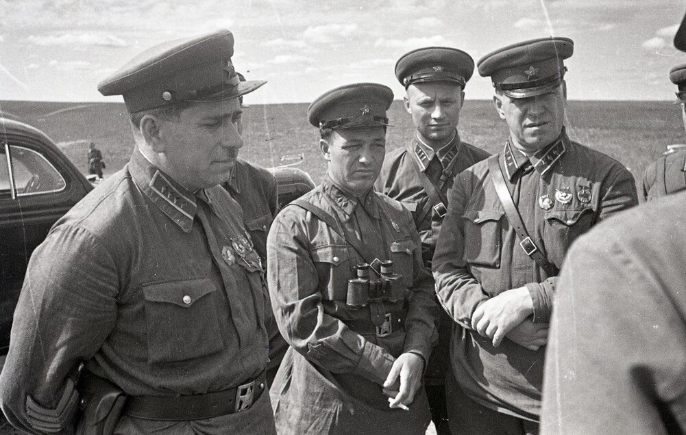 Г.К. Жуков с советскими военачальниками на Халкин-голе.1939 г.
