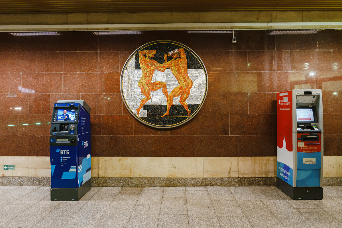 Рекорд станции. Реклама компьютеров в Петербургском метро. Включи станцию 2000