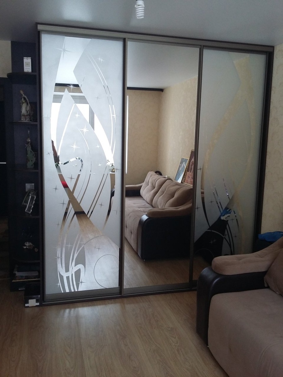 Одна из наших работ "шкаф-купе с зеркалом"