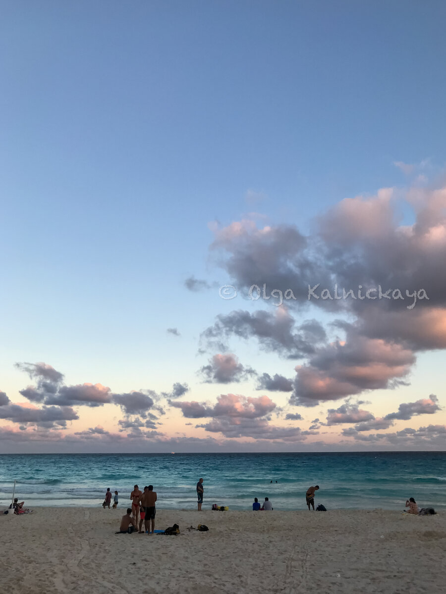 Перламутровые облака на пляже в Канкуне. Мексика. Фото автора.