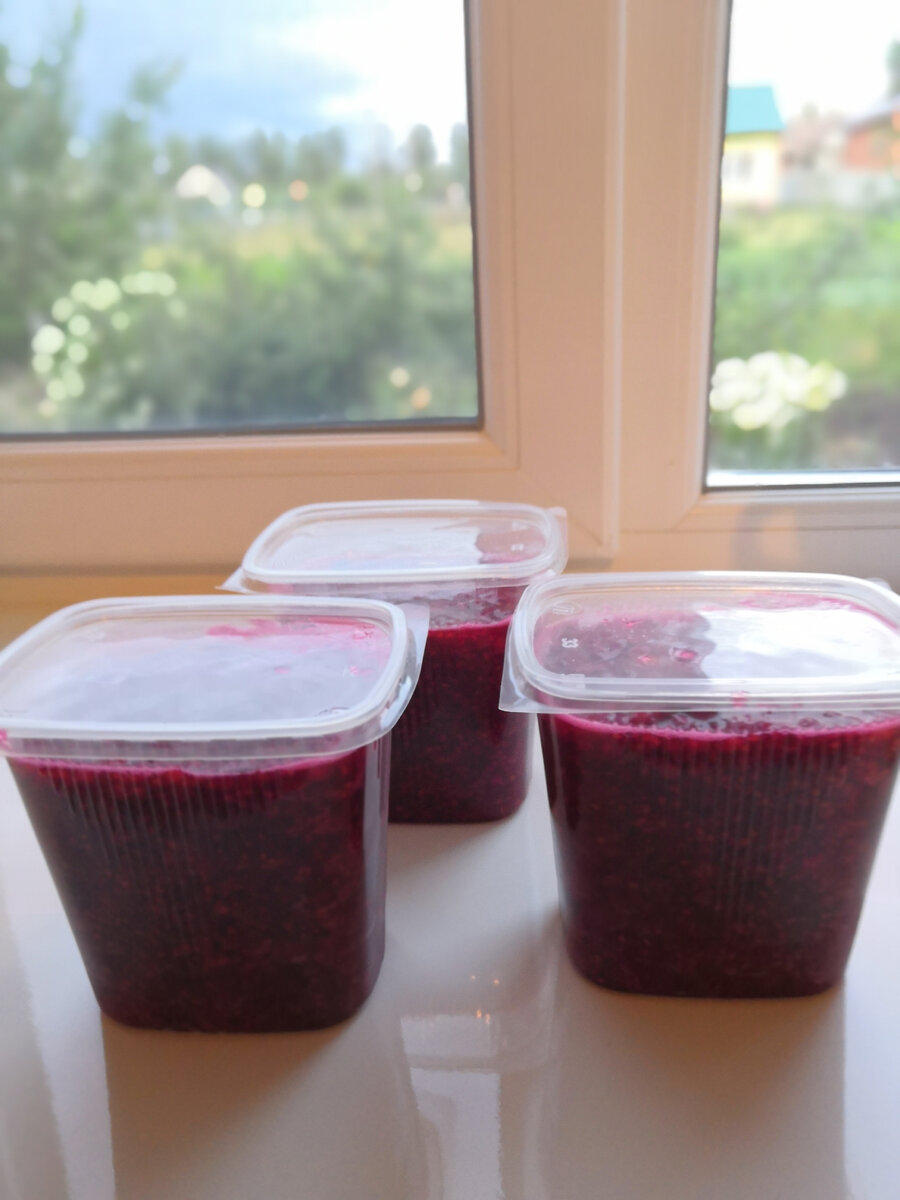 Малиновый сорбет отправляется в морозилку