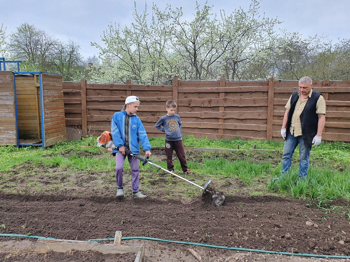 Отец учит мальчишек пахать