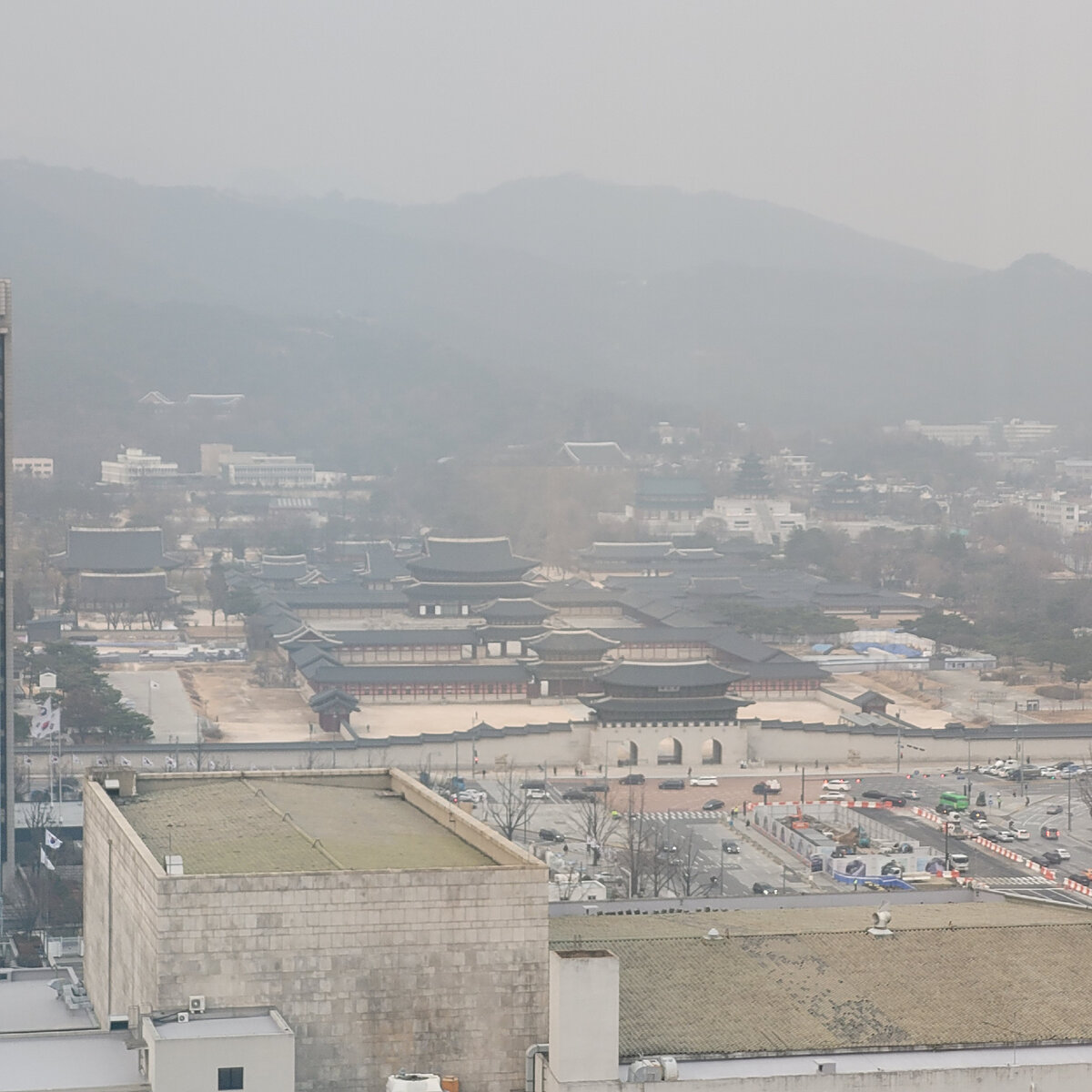 Когда я с женой посетили Four Seasons, нам повезло наполовину: мы получили номер с видом на дворец, но не самый лучший угол просмотра... да и неясная погода слегка испортила вид.