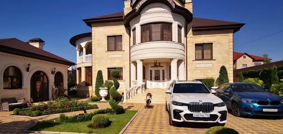 Дорогой особняк и авто начальника ГИБДД Ставрополь. Фото из сети Интернет. 