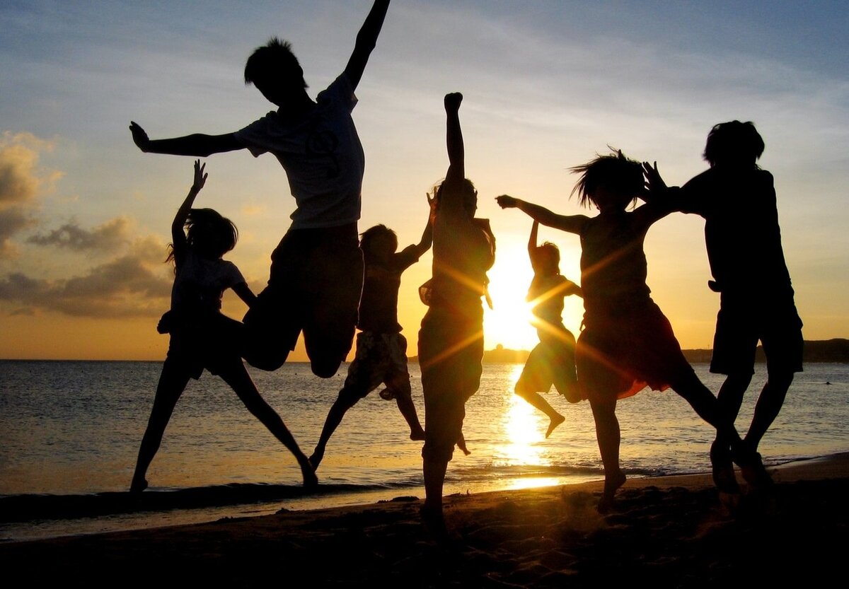 В этом видео поэт 21ого века рассказывает о компаниях, которые он сменил, пока дожил до 21ого года жизни. Каждая компания что-то в нем меняла. Были и подставы, и зависть, и ложь. Главное - отличать то, что тебе подходит, а что - нет. Цени тех, с кем ты можешь, побыть на мгновение собой, кому бескорыстно поможешь, или с кем счастлив порой...