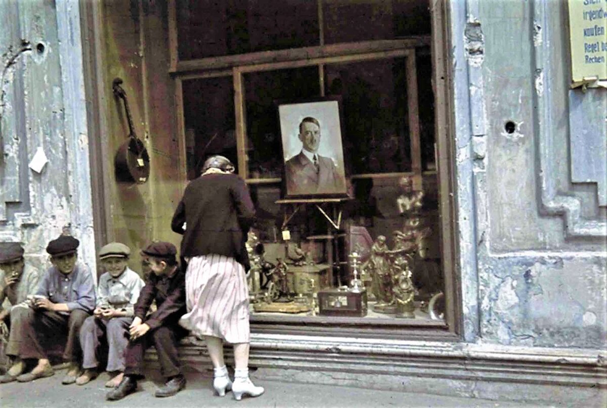 бывшие советские магазины повесили портреты Адольфа Гитлера вместо Сталина
