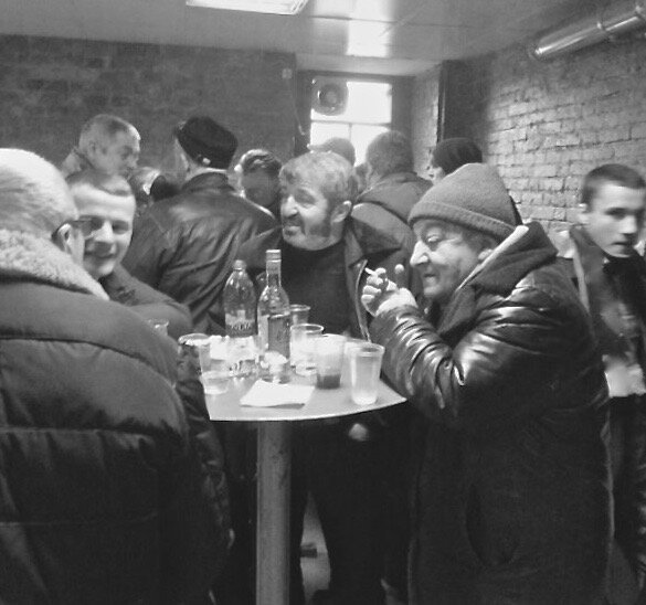 Типичная атмосфера в рюмочной, единство противоположностей)