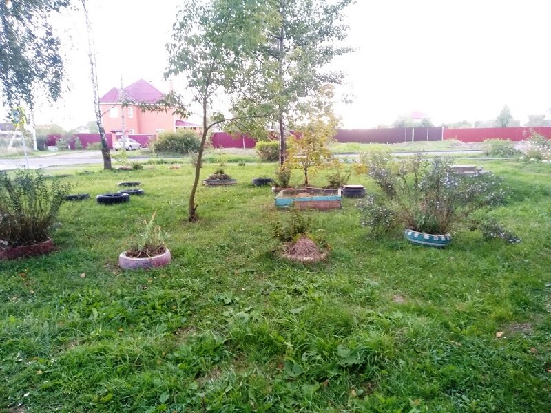 Бывшая детская площадка с элементами с использованием покрышек