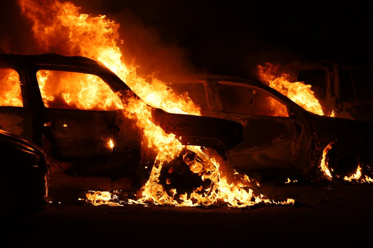 На одной из стоянок подержанных автомобилей в США произошел крупный пожар. В результате случившегося около 40 машин так и не дождались новых владельцев. Причины возгорания достоверно неизвестны.