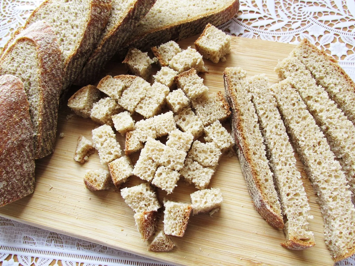 Сухарики хлебные. Черствый хлеб. Хлебная панировка соломкой. Хлеб сухари. Как посушить хлеб в духовке