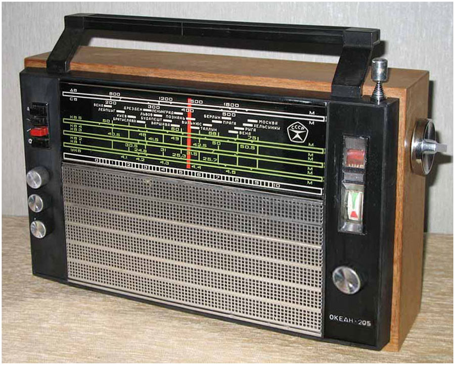 Радио советских времен. Радиоприёмник океан-205 СССР. ВЭФ 204 радиоприемник. Советские радиоприемники океан 209. VEF 201 радиоприёмник.