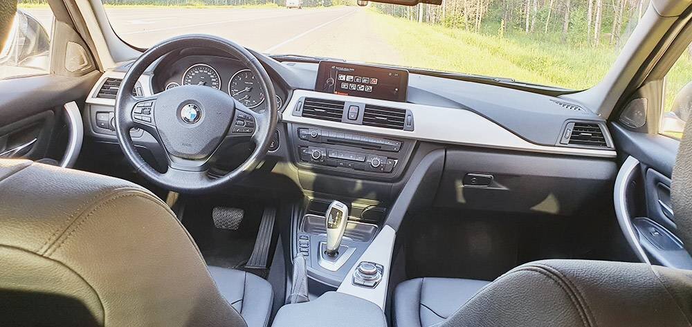 Моя БМВ сейчас. Добавил передние парктроники, хорошее головное устройство с навигацией, hands free и USB. Есть круиз-контроль и камера заднего вида