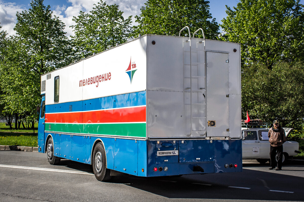 Довольно непривычно видеть столь угловатые формы кузова в сочетании с округлой мордой ЛиАЗа.