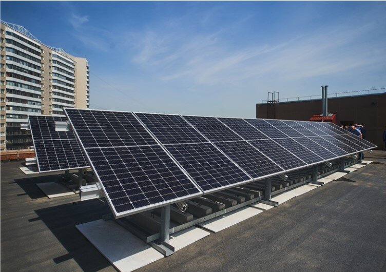 Солнечные панели на крыше здания