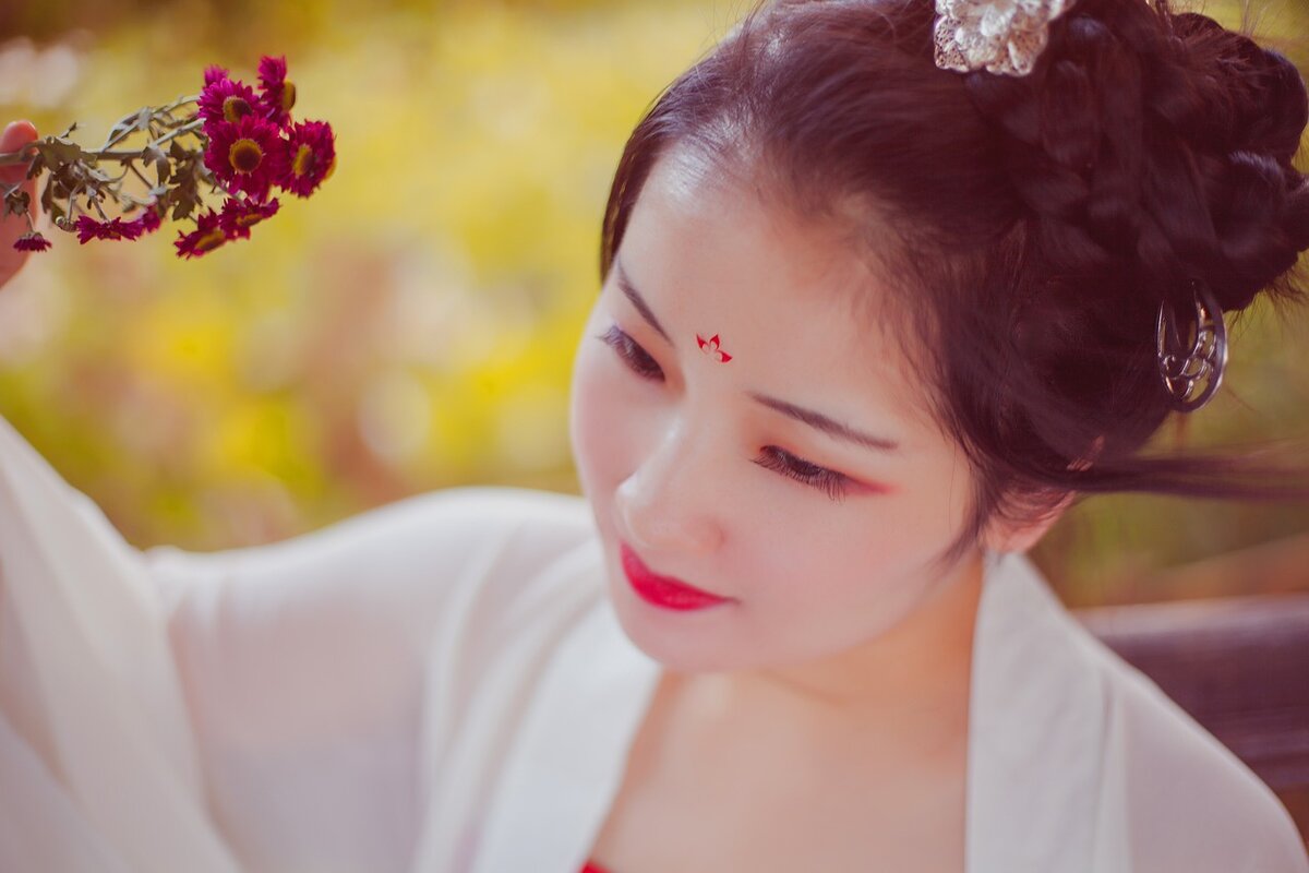 У меня нет разрешения опубликовать ее фото, поэтому красивая китайская девушка)))