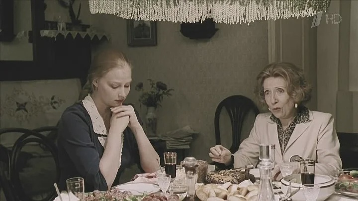 Кадр из фильма "Благословите женщину". На столе - хрустальный графин. Даже два. :)