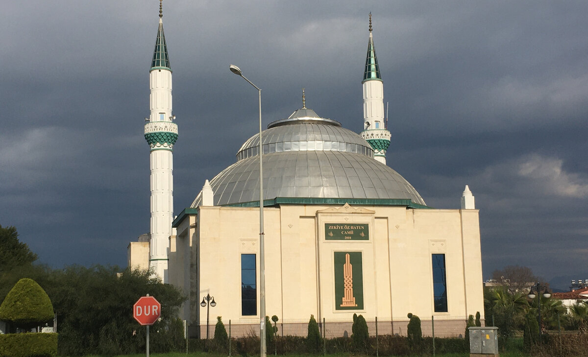 Одна из мечетей в Эвренсеки на фоне грозового неба. Фото автора.