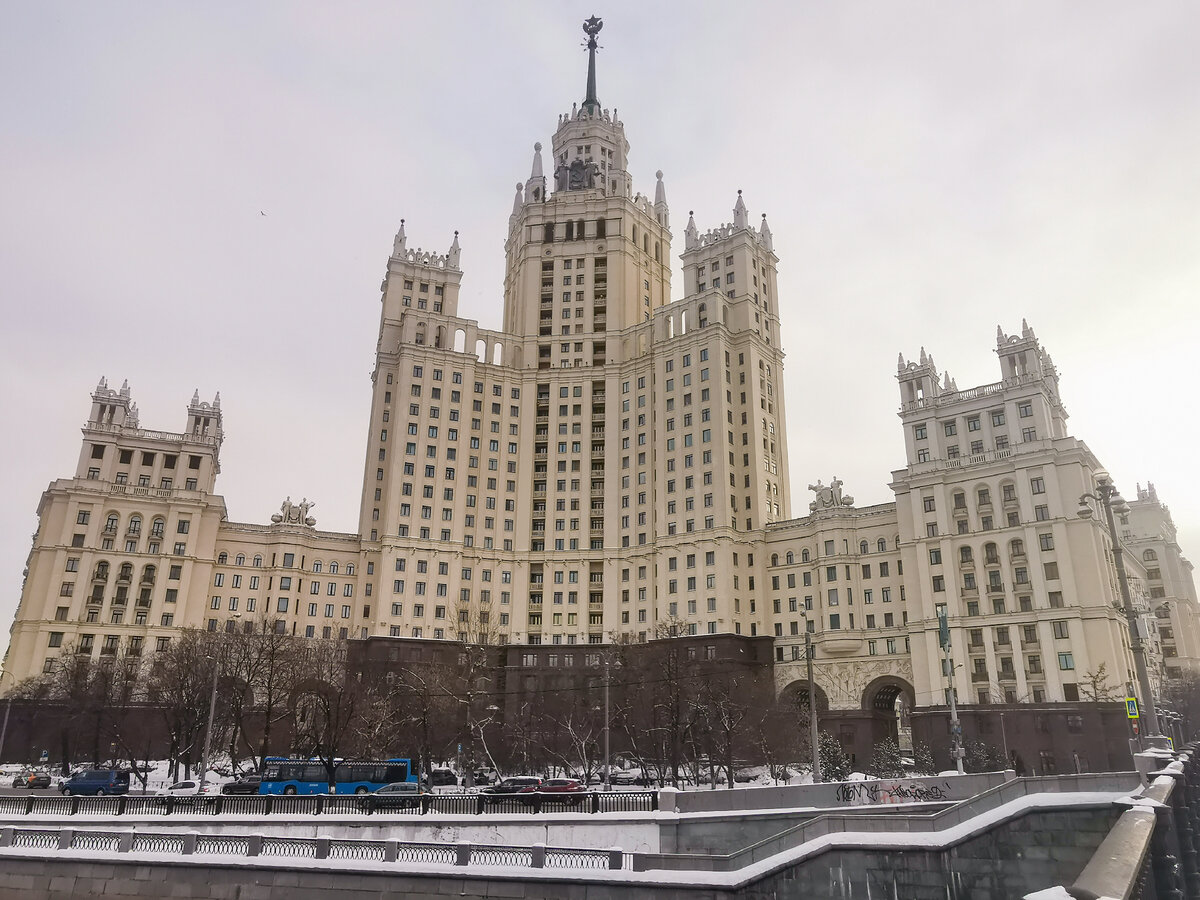      Высотка на Котельнической Набережной